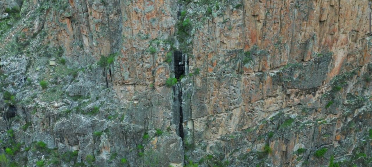 Yerden 80 metre yükseklikteki dev 'Kara Kapı' gizemini koruyor 1