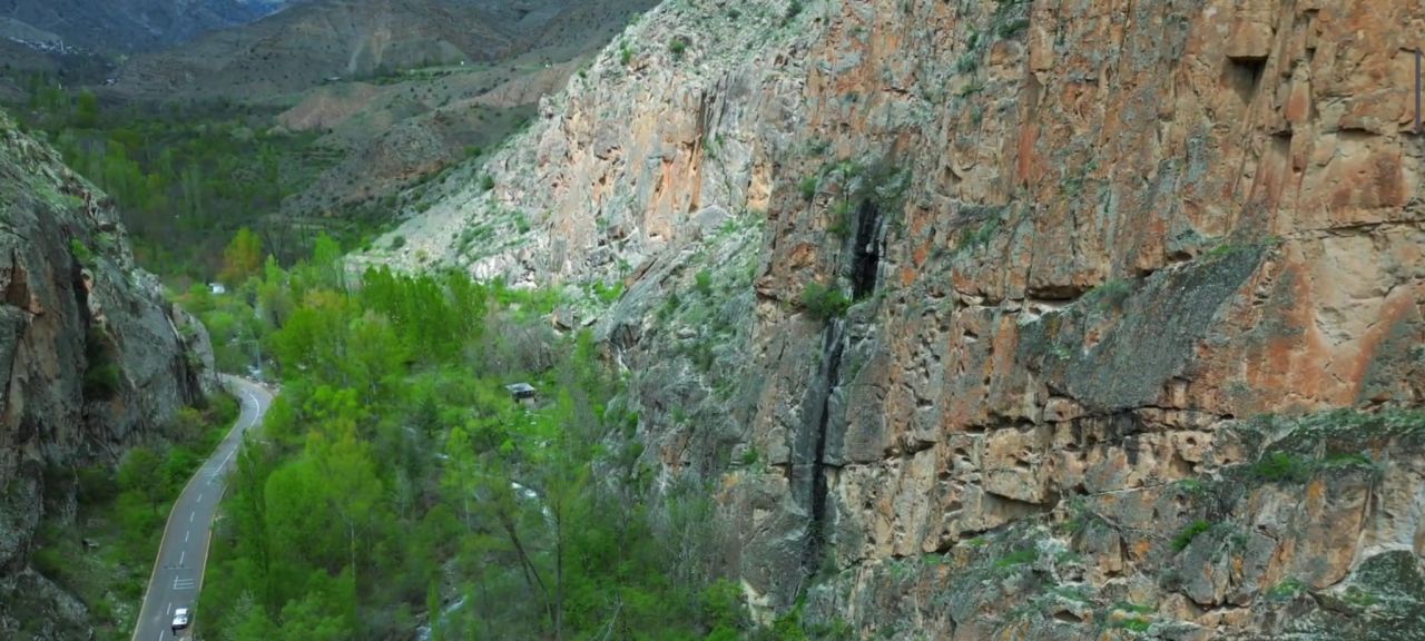 Yerden 80 metre yükseklikteki dev 'Kara Kapı' gizemini koruyor 5