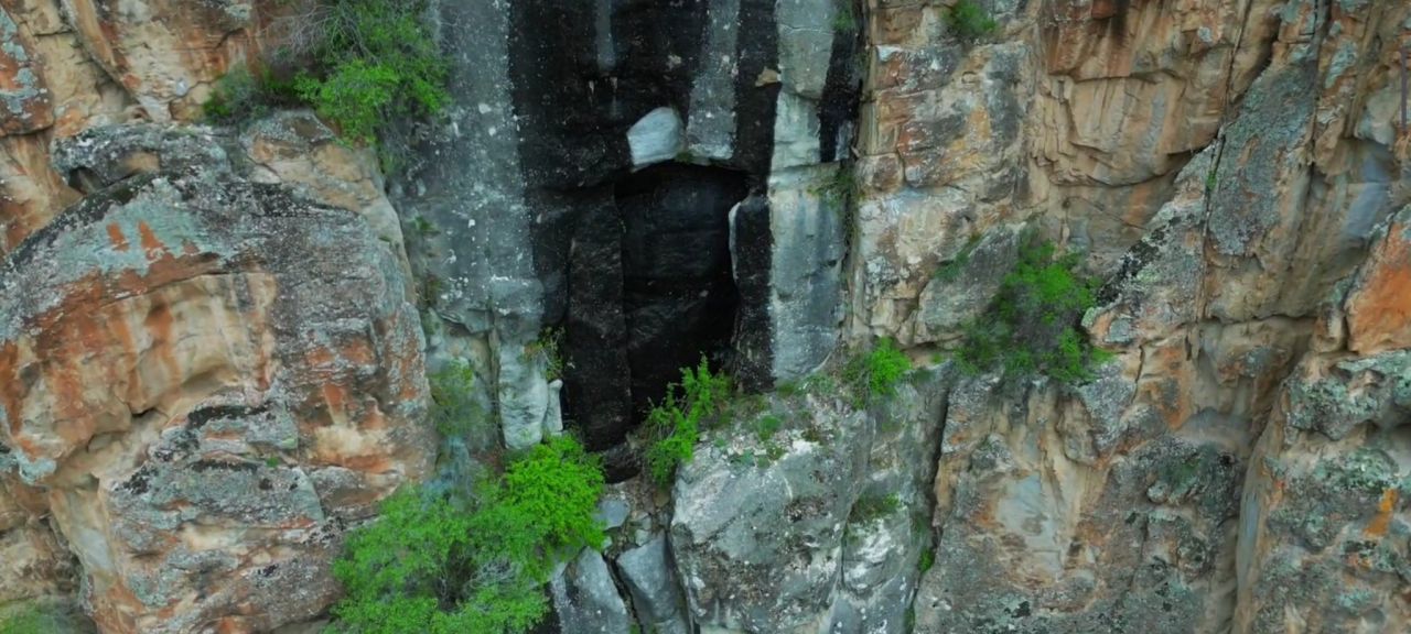 Yerden 80 metre yükseklikteki dev 'Kara Kapı' gizemini koruyor 6