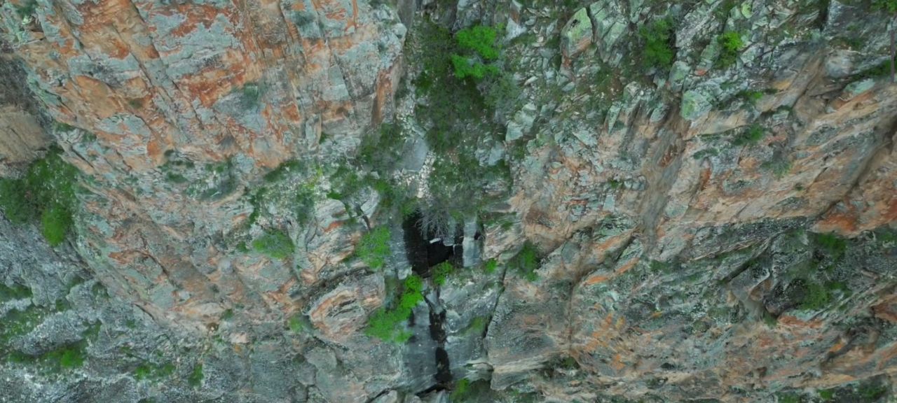 Yerden 80 metre yükseklikteki dev 'Kara Kapı' gizemini koruyor 7