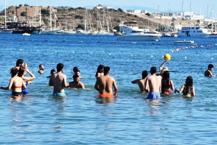 Tatil cenneti Bodrum'a 60 saatte 60 bin araç giriş yaptı! Sahillerde adım atacak yer kalmadı... 3