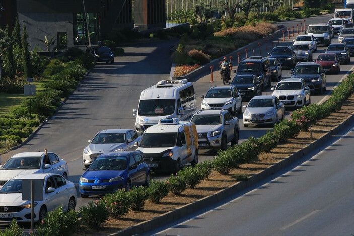 Tatil cenneti Bodrum'a 60 saatte 60 bin araç giriş yaptı! Sahillerde adım atacak yer kalmadı... 2