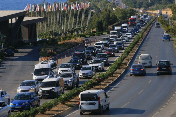 Tatil cenneti Bodrum'a 60 saatte 60 bin araç giriş yaptı! Sahillerde adım atacak yer kalmadı... 1