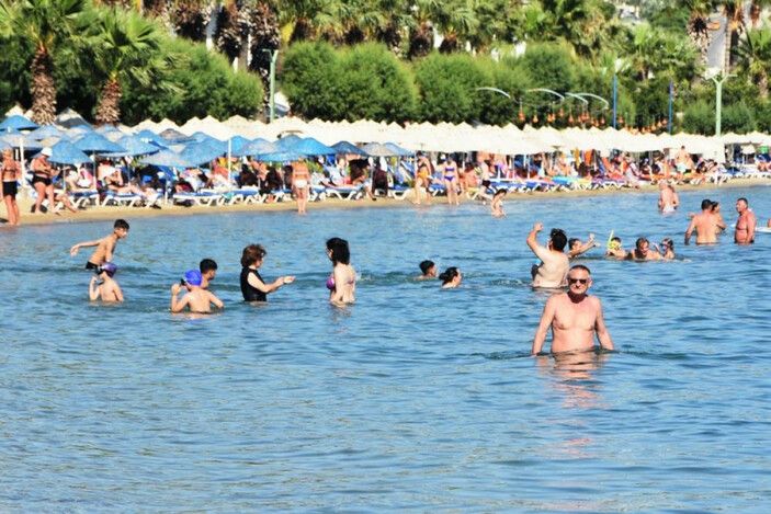Tatil cenneti Bodrum'a 60 saatte 60 bin araç giriş yaptı! Sahillerde adım atacak yer kalmadı... 4