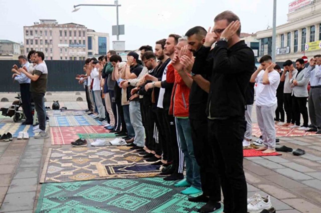 Yurt genelinde bayram namazı: Camiler doldu taştı 8