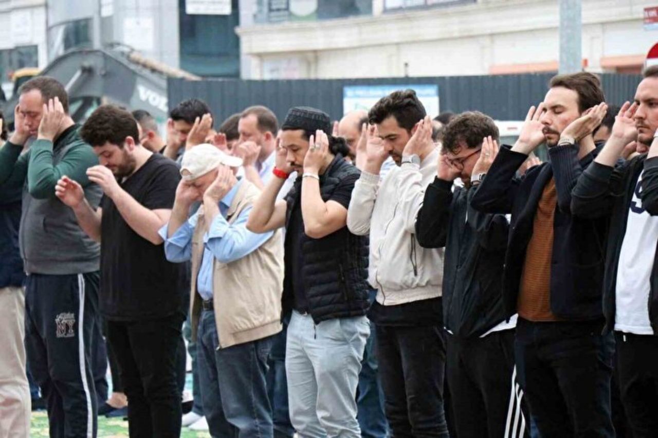 Yurt genelinde bayram namazı: Camiler doldu taştı 9