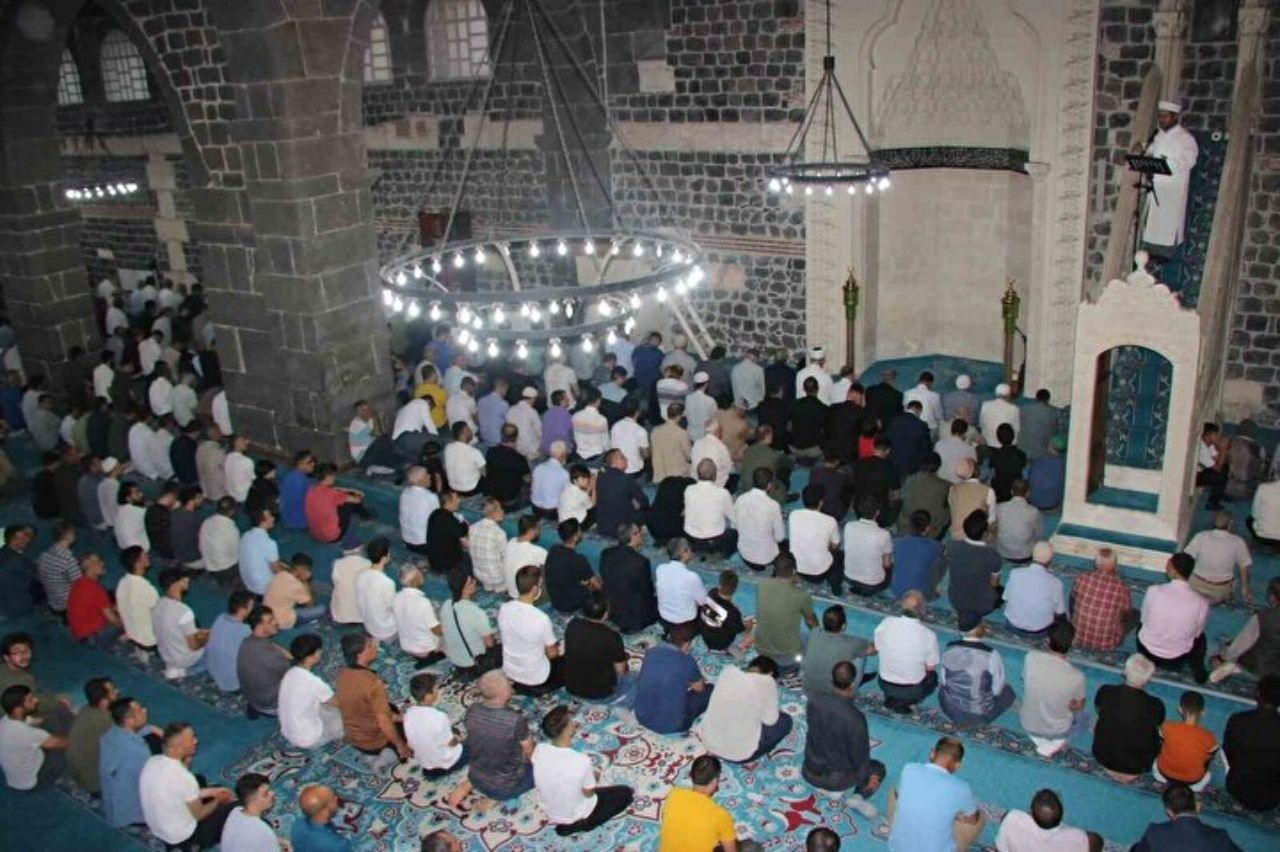 Yurt genelinde bayram namazı: Camiler doldu taştı 12