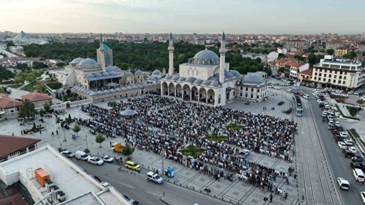 Yurt genelinde bayram namazı: Camiler doldu taştı 13
