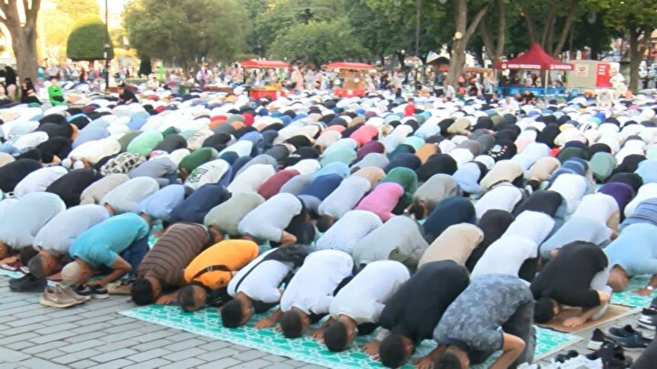 Yurt genelinde bayram namazı: Camiler doldu taştı 15