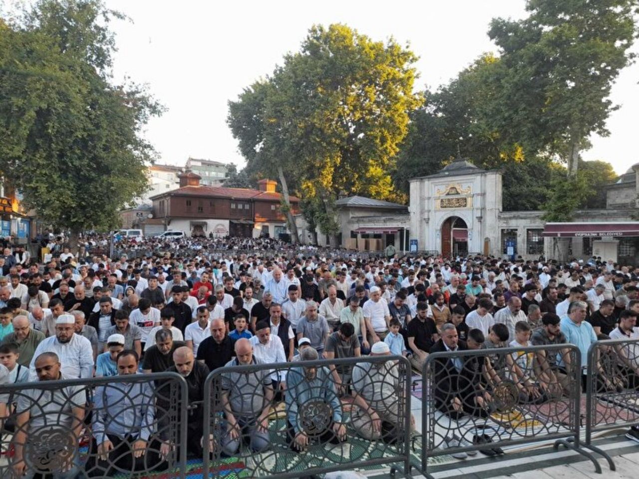 Yurt genelinde bayram namazı: Camiler doldu taştı 16