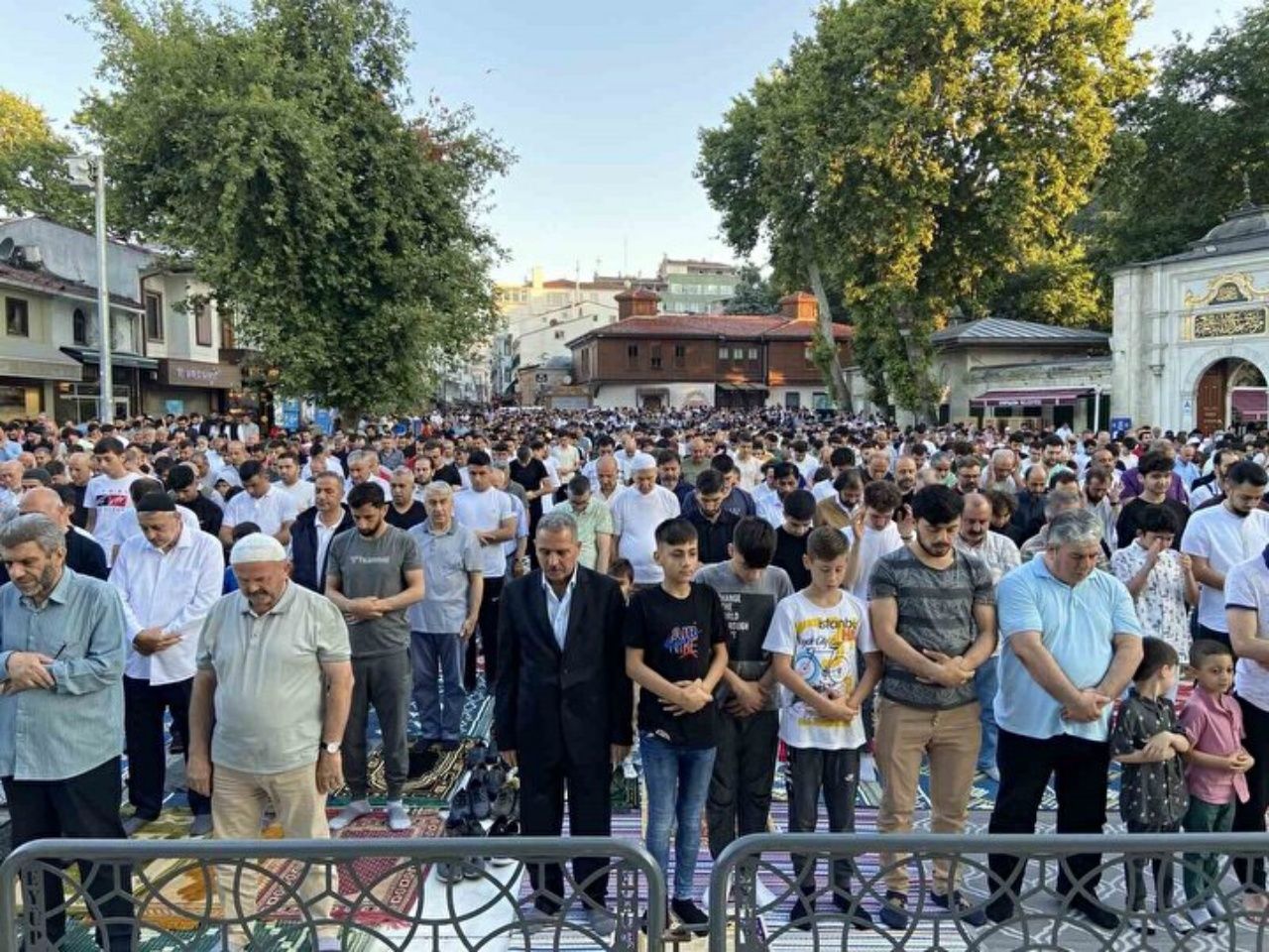 Yurt genelinde bayram namazı: Camiler doldu taştı 2