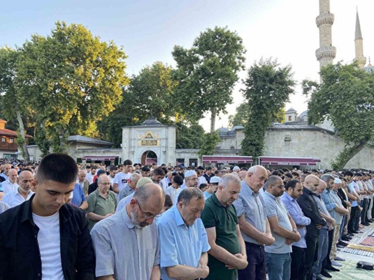 Yurt genelinde bayram namazı: Camiler doldu taştı 3