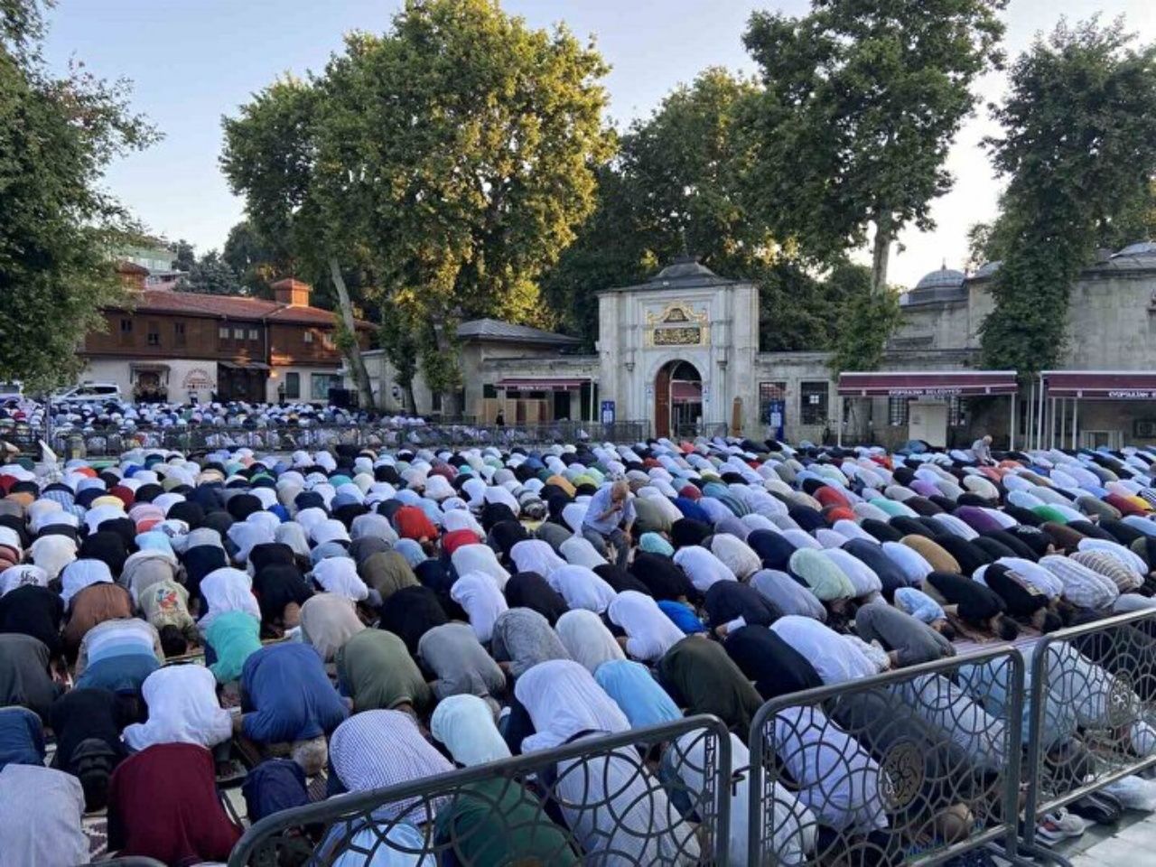 Yurt genelinde bayram namazı: Camiler doldu taştı 4