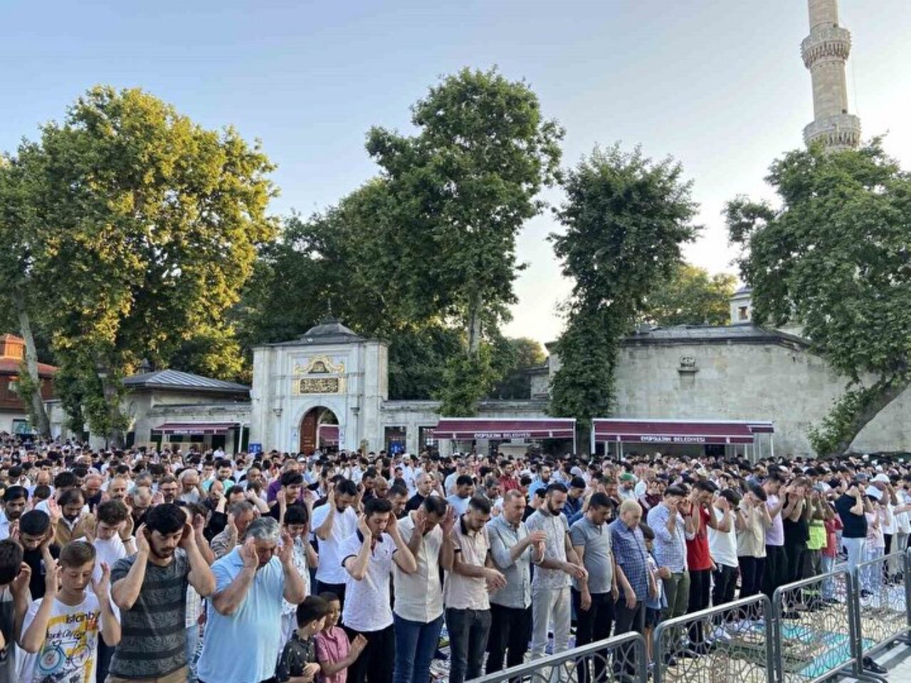 Yurt genelinde bayram namazı: Camiler doldu taştı 5