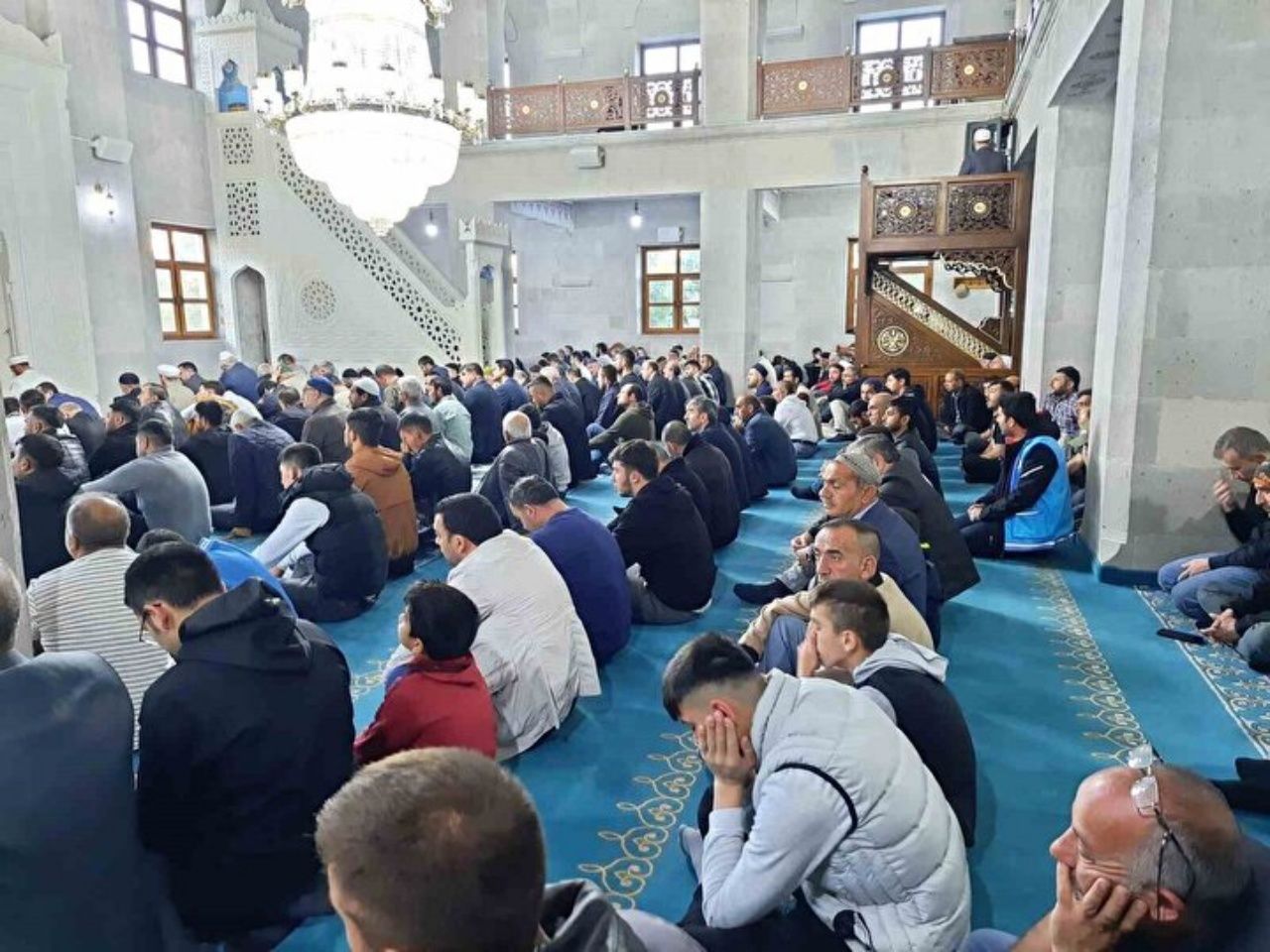 Yurt genelinde bayram namazı: Camiler doldu taştı 6
