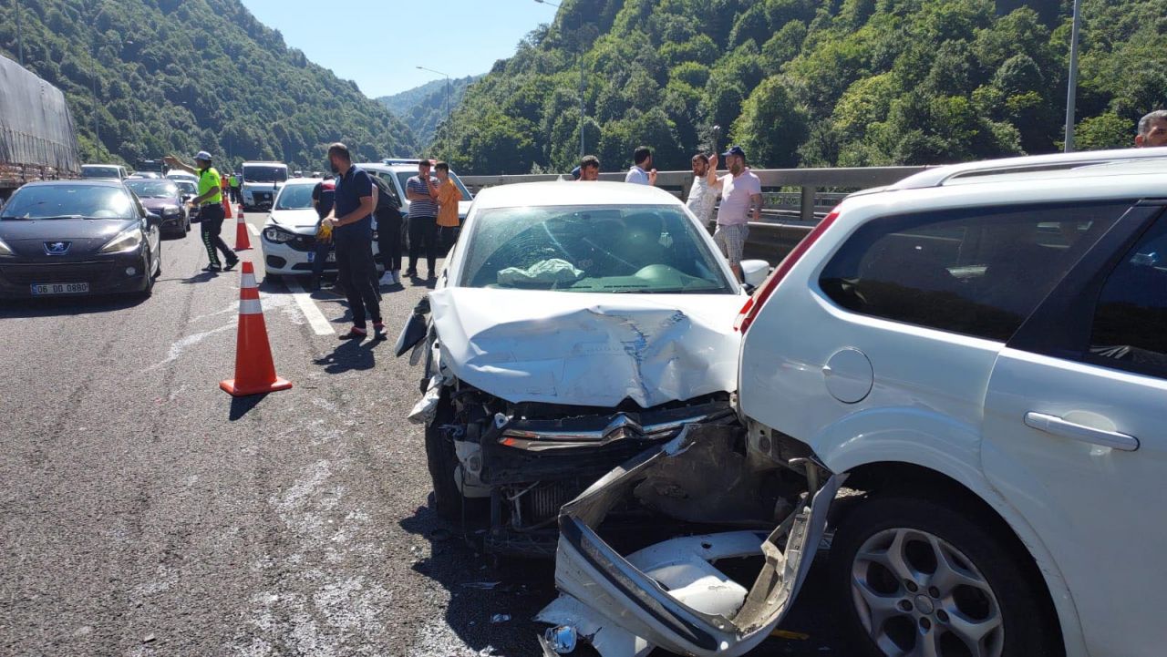 Bolu'da bayram tatili dönüşü zincirleme kaza! 18 araç birbirine girdi, 10 kişi yaralandı 3
