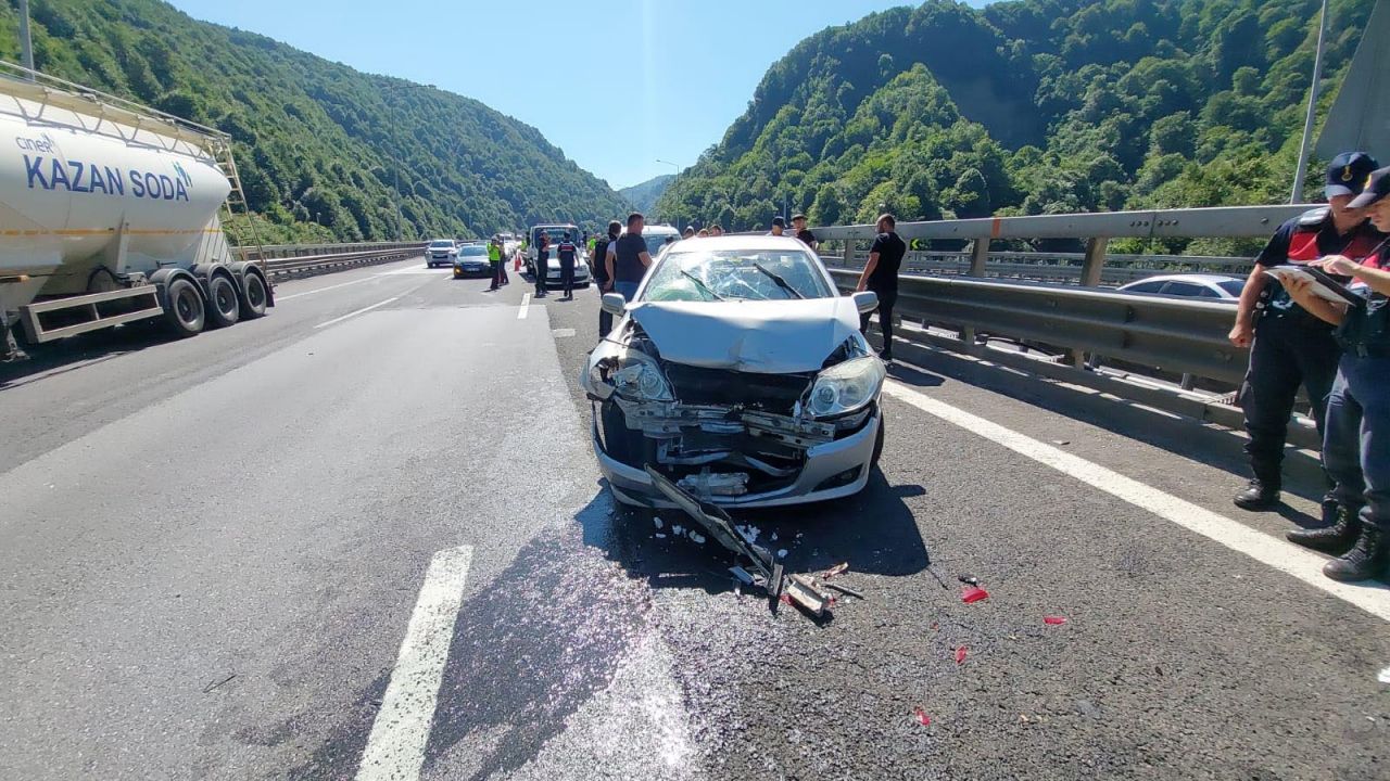Bolu'da bayram tatili dönüşü zincirleme kaza! 18 araç birbirine girdi, 10 kişi yaralandı 5