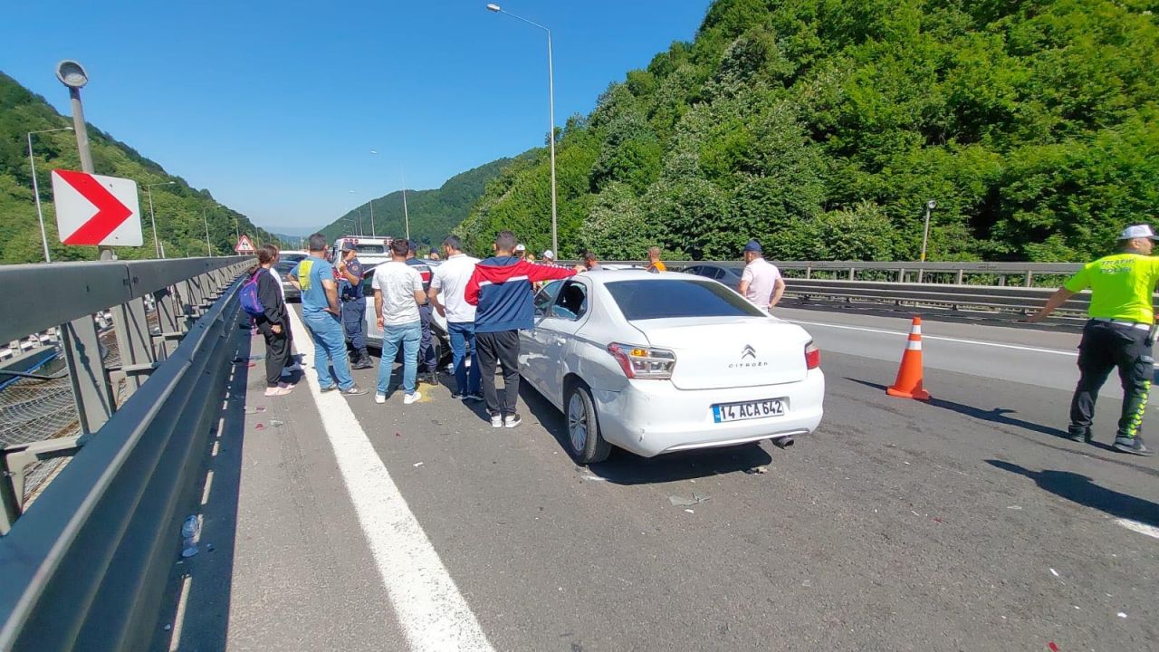 Bolu'da bayram tatili dönüşü zincirleme kaza! 18 araç birbirine girdi, 10 kişi yaralandı 1