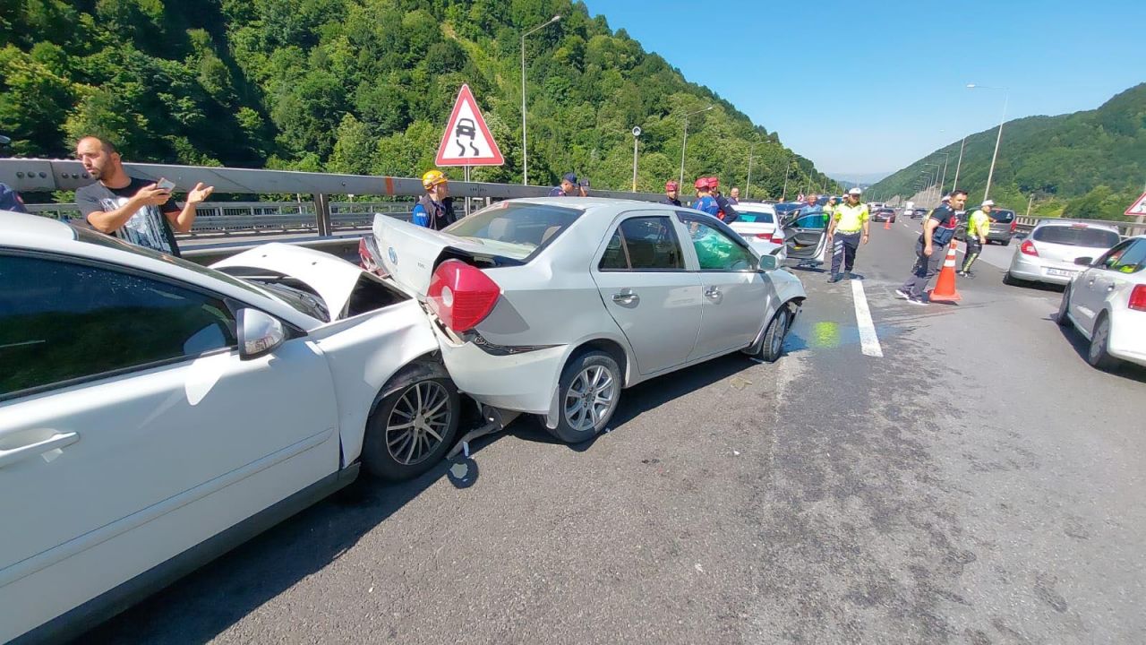 Bolu'da bayram tatili dönüşü zincirleme kaza! 18 araç birbirine girdi, 10 kişi yaralandı 4