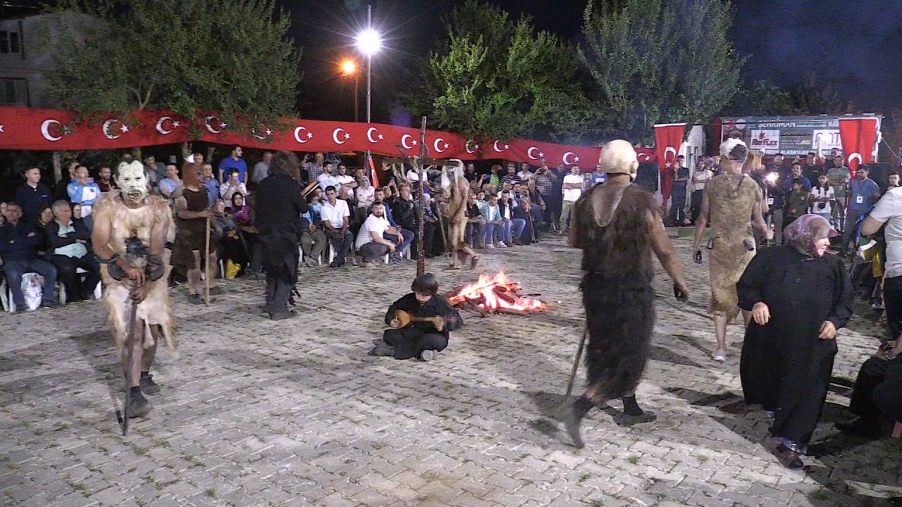 'Deliler' birliğinin anıldığı 200 yıllık bayram geleneği: Hayvan derilerinden kostüm yapıp insanları korkuttular! 1