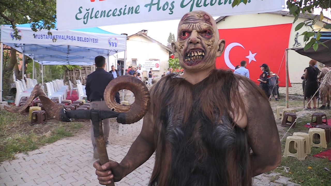 'Deliler' birliğinin anıldığı 200 yıllık bayram geleneği: Hayvan derilerinden kostüm yapıp insanları korkuttular! 5