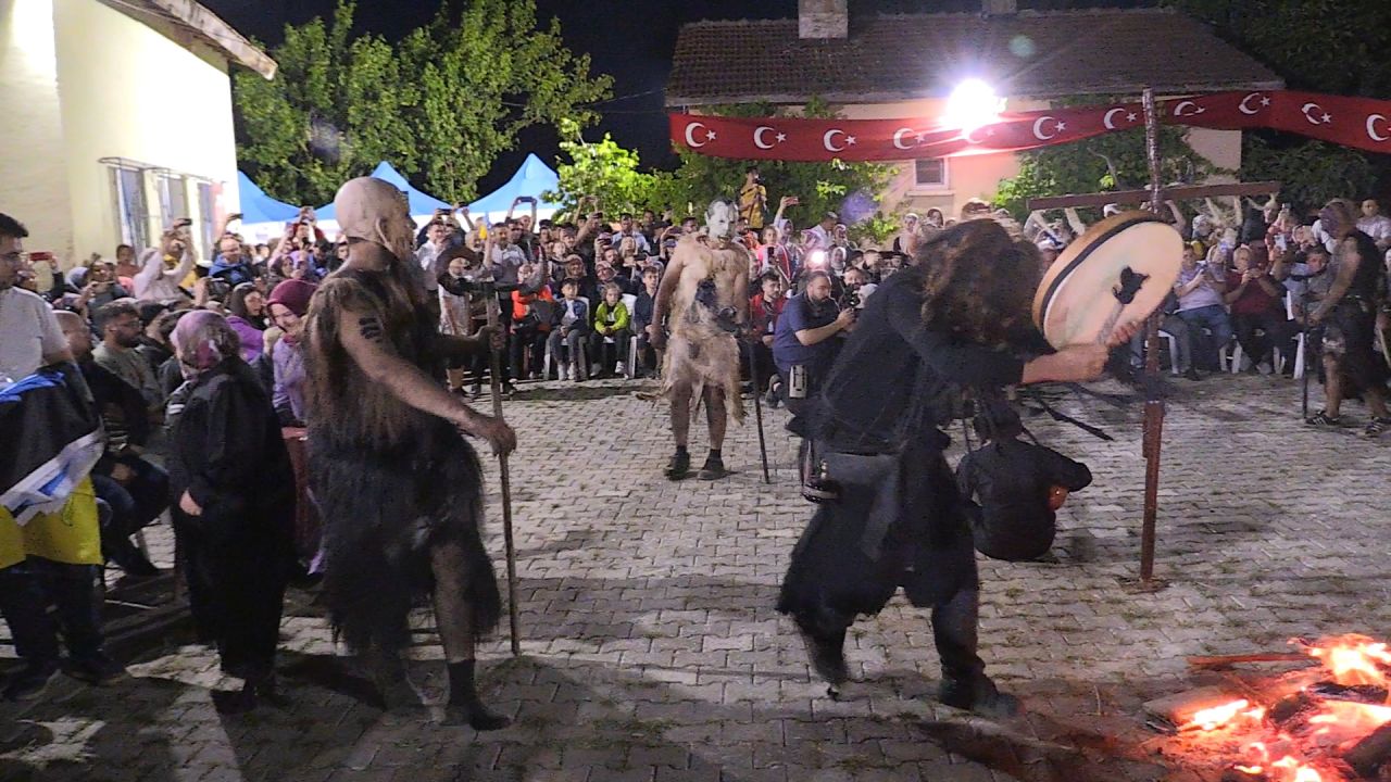 'Deliler' birliğinin anıldığı 200 yıllık bayram geleneği: Hayvan derilerinden kostüm yapıp insanları korkuttular! 2