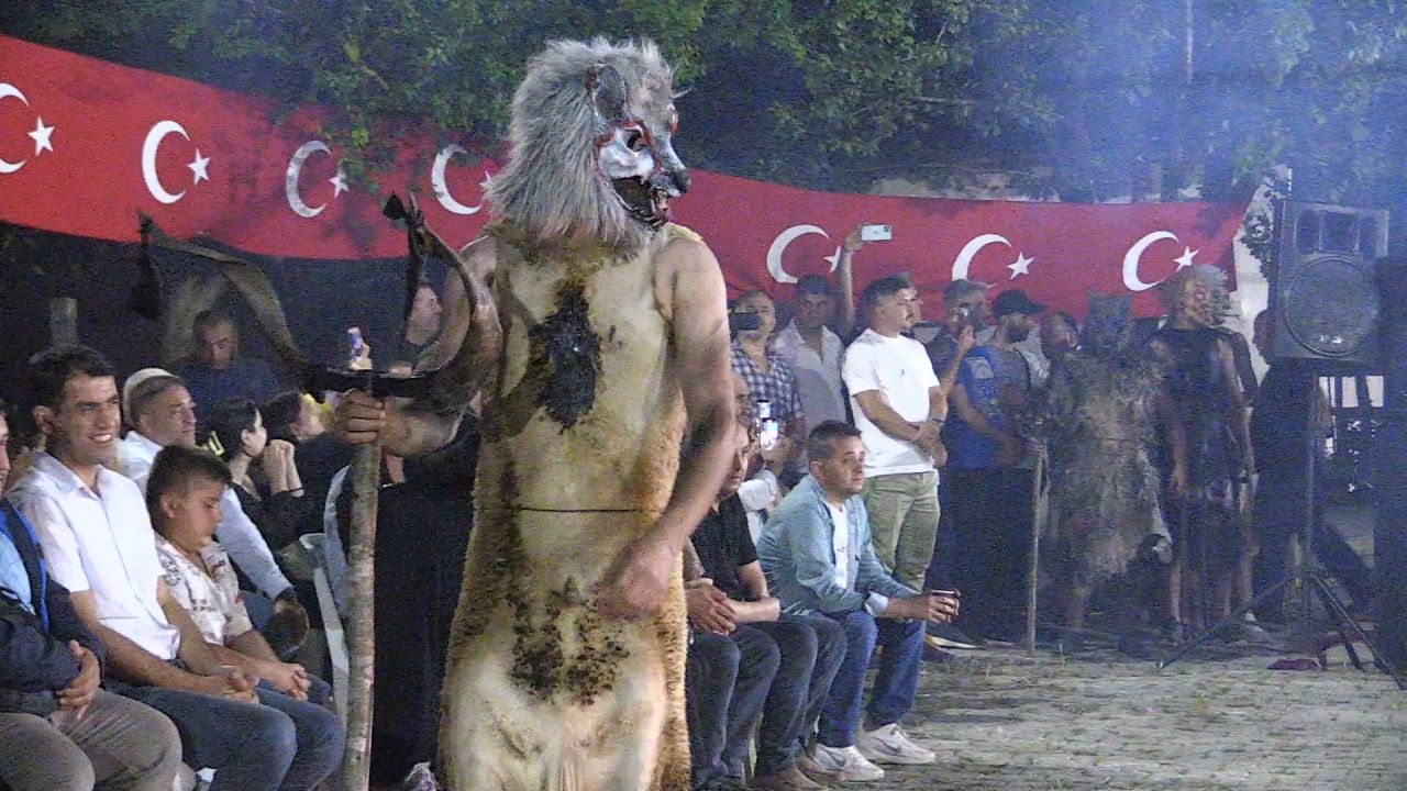 'Deliler' birliğinin anıldığı 200 yıllık bayram geleneği: Hayvan derilerinden kostüm yapıp insanları korkuttular! 3
