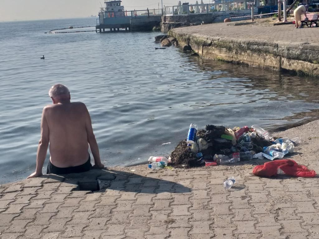 CHP'li Adalar Belediyesi, vatandaşların çöp yığınları içinde denize girmesine göz yumdu! 1