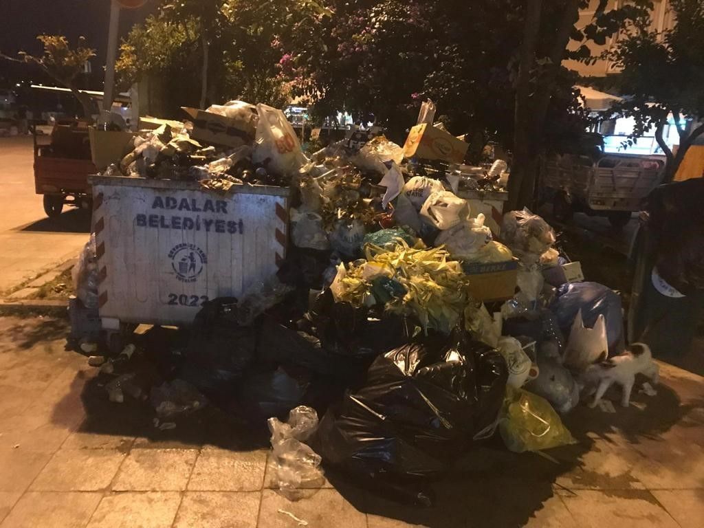 CHP'li Adalar Belediyesi, vatandaşların çöp yığınları içinde denize girmesine göz yumdu! 2