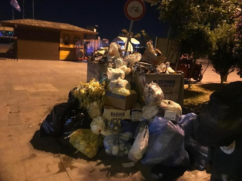 CHP'li Adalar Belediyesi, vatandaşların çöp yığınları içinde denize girmesine göz yumdu! 4