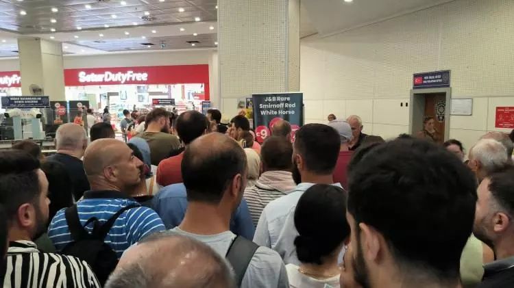 Zam gelince telefon kaydı için akın ettiler! Sınır kapılarında 'son gün' yoğunluğu... 4