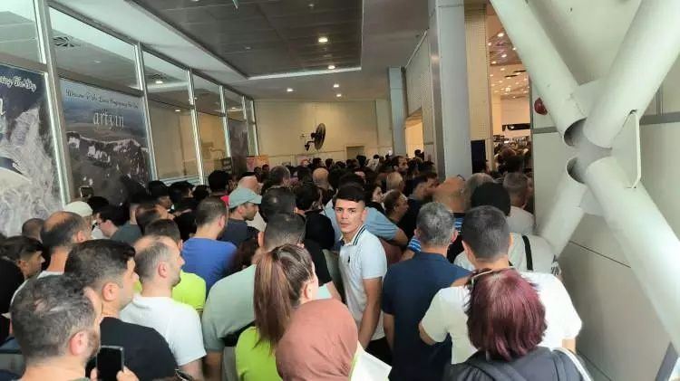 Zam gelince telefon kaydı için akın ettiler! Sınır kapılarında 'son gün' yoğunluğu... 2