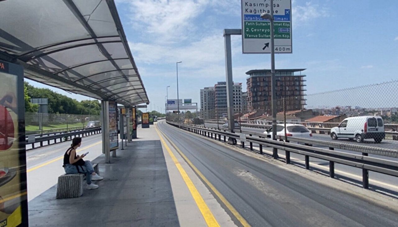 İstanbul'da metrobüs yolu eridi! O duraklar 36 saat kapalı kalacak 5