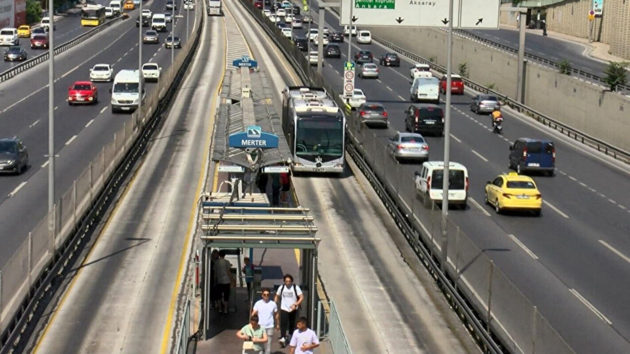 İstanbul'da metrobüs yolu eridi! O duraklar 36 saat kapalı kalacak 7