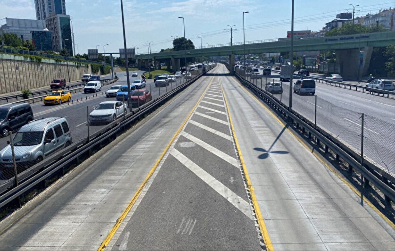 İstanbul'da metrobüs yolu eridi! O duraklar 36 saat kapalı kalacak 6