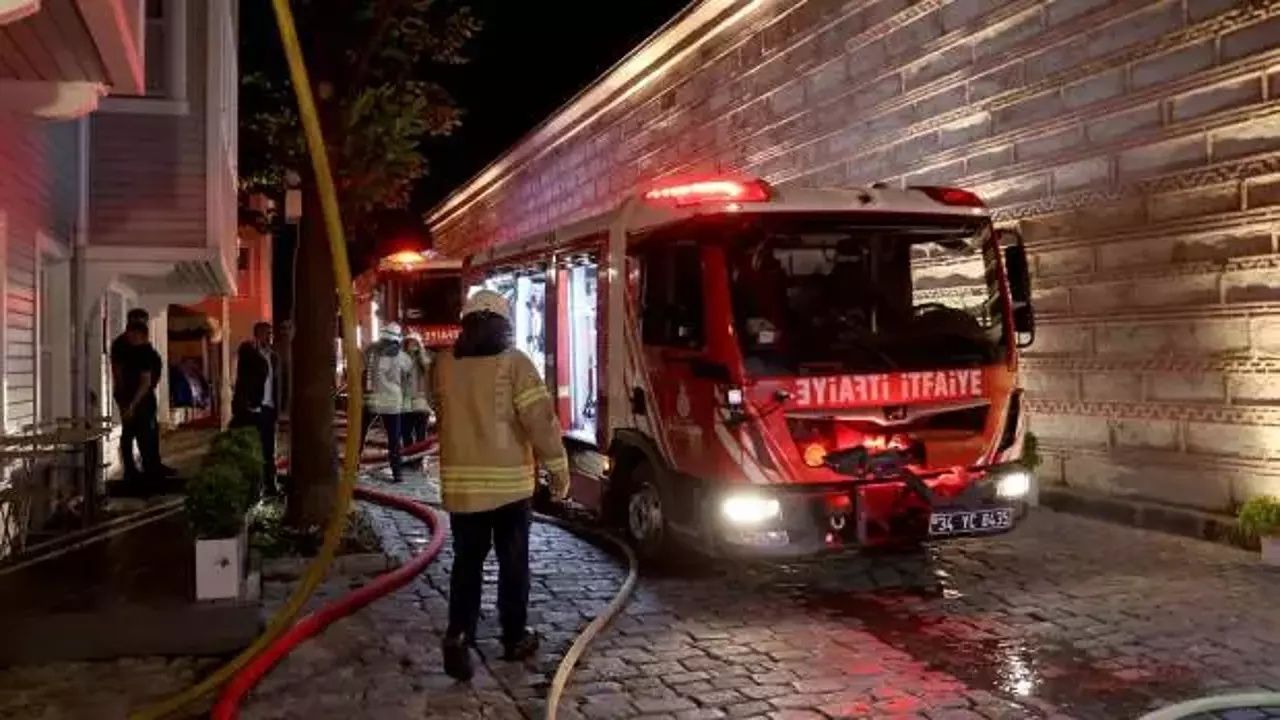 Topkapı Sarayı'nda korkutan yangın! Milli Saraylar Başkanlığı'ndan açıklama geldi: Çökmeler meydana geldi! 5