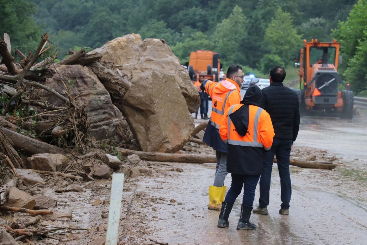 Karadeniz'de sel felaketi... Dereler taştı, yollar kapandı! 1 kişi hayatını kaybetti... 1