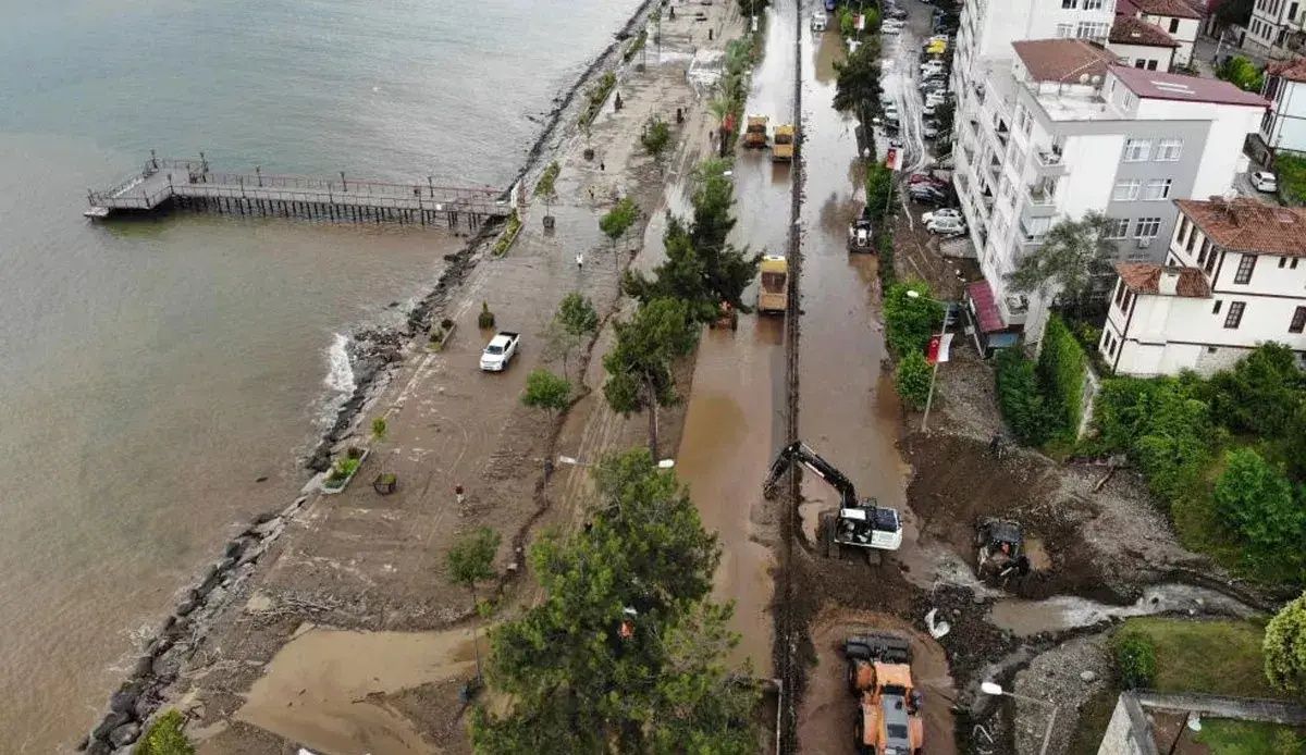 Karadeniz'de sel felaketi... Dereler taştı, yollar kapandı! 1 kişi hayatını kaybetti... 4