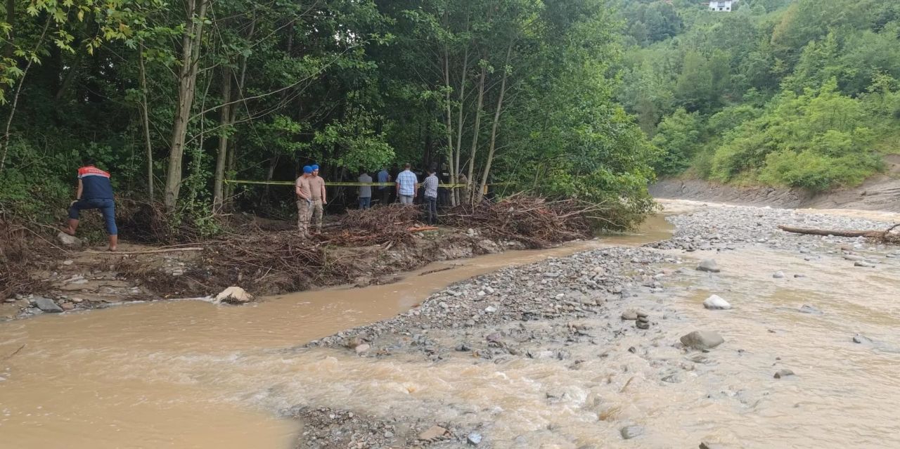 Karadeniz'de sel felaketi... Dereler taştı, yollar kapandı! 1 kişi hayatını kaybetti... 2
