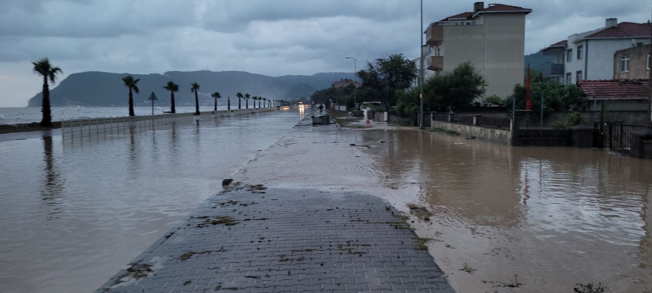 Kastamonu'da sel felaketi: 3 mahallede ev ve iş yerlerini su bastı! O yol ulaşıma kapandı 7