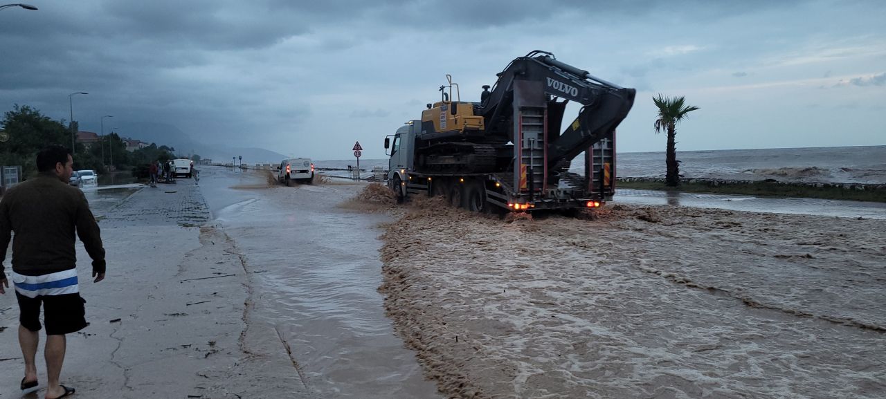Kastamonu'da sel felaketi: 3 mahallede ev ve iş yerlerini su bastı! O yol ulaşıma kapandı 8