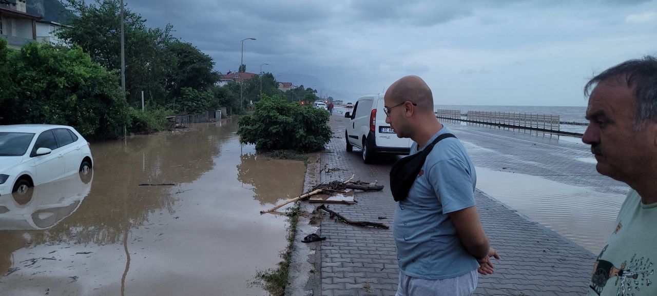 Kastamonu'da sel felaketi: 3 mahallede ev ve iş yerlerini su bastı! O yol ulaşıma kapandı 1