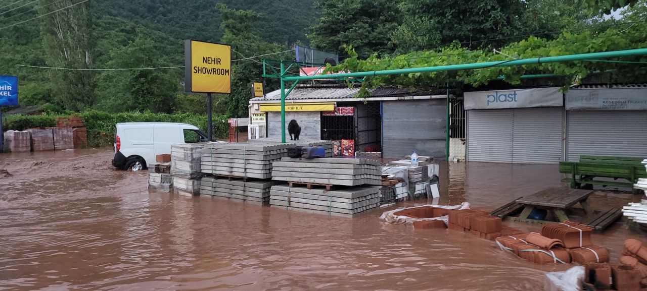Kastamonu'da sel felaketi: 3 mahallede ev ve iş yerlerini su bastı! O yol ulaşıma kapandı 2