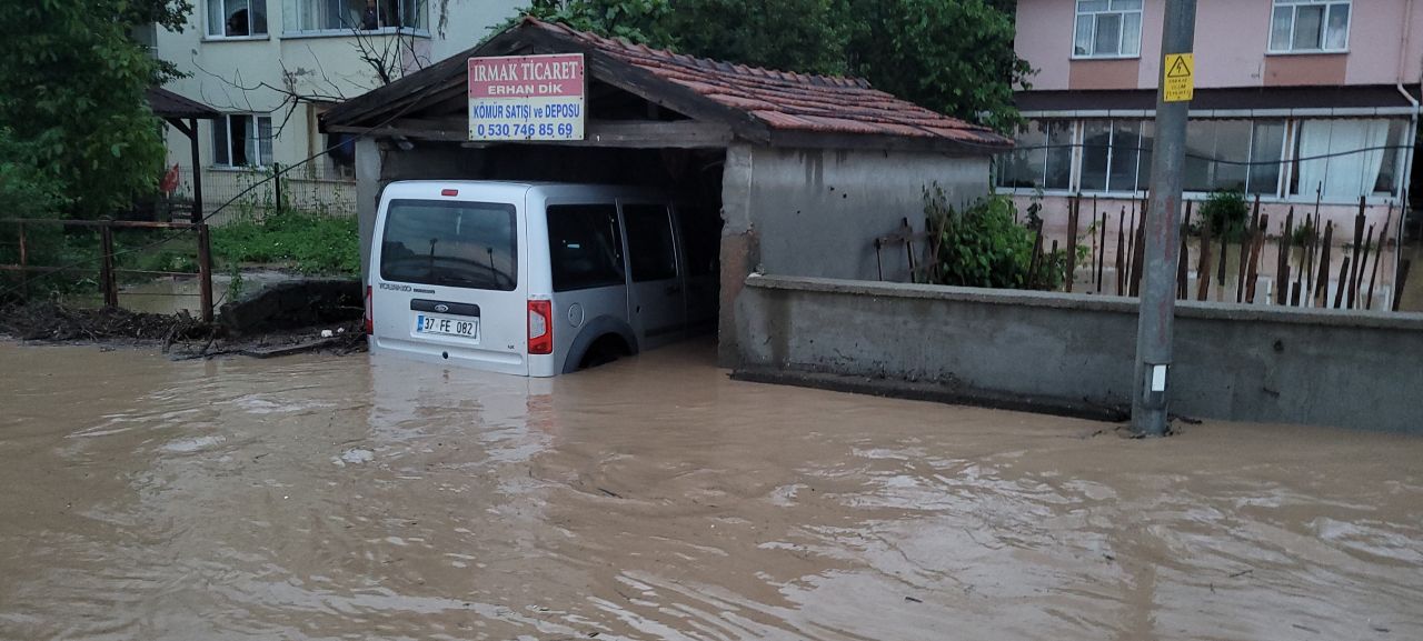 Kastamonu'da sel felaketi: 3 mahallede ev ve iş yerlerini su bastı! O yol ulaşıma kapandı 3