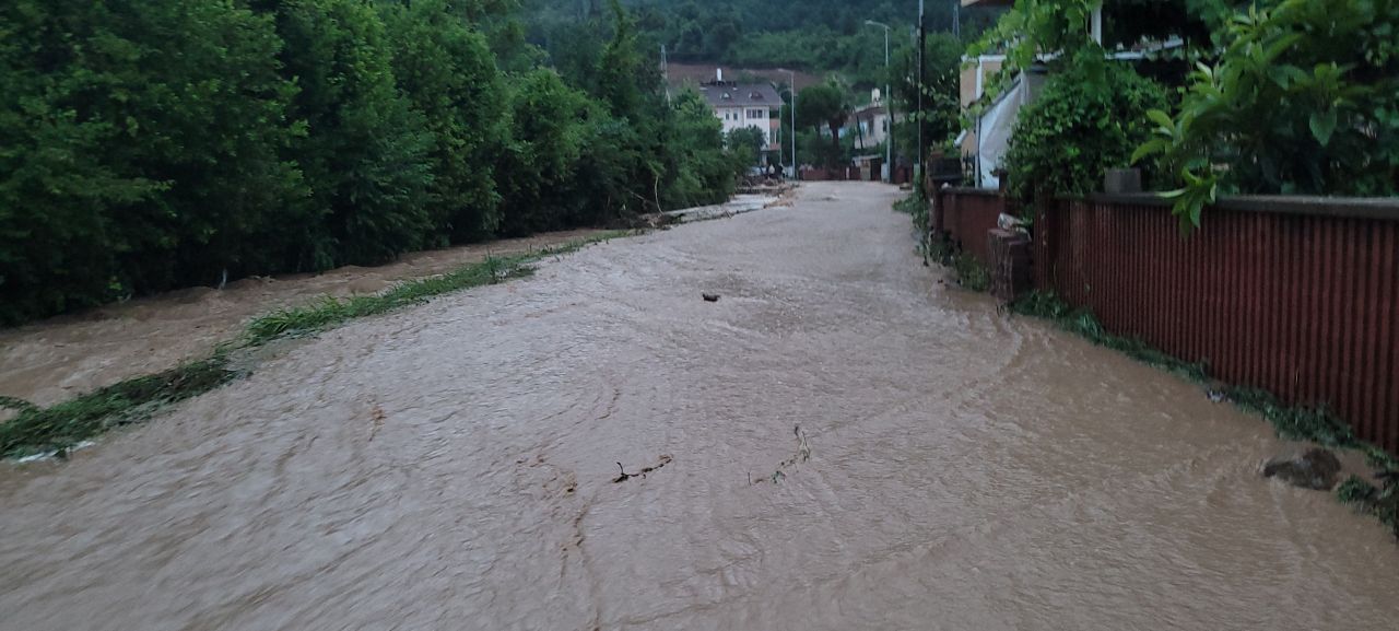 Kastamonu'da sel felaketi: 3 mahallede ev ve iş yerlerini su bastı! O yol ulaşıma kapandı 5