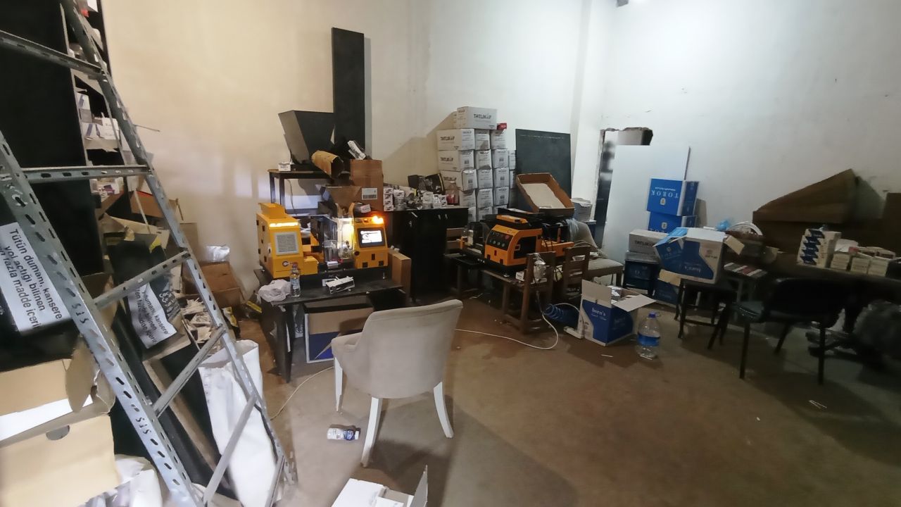 Özel kilitli gizli kapının arkasından bakın ne çıktı! İmalathaneye çevirmişler... 3