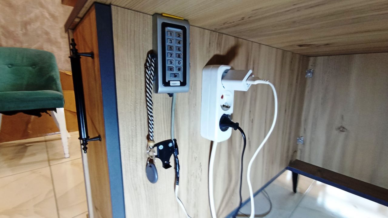 Özel kilitli gizli kapının arkasından bakın ne çıktı! İmalathaneye çevirmişler... 5