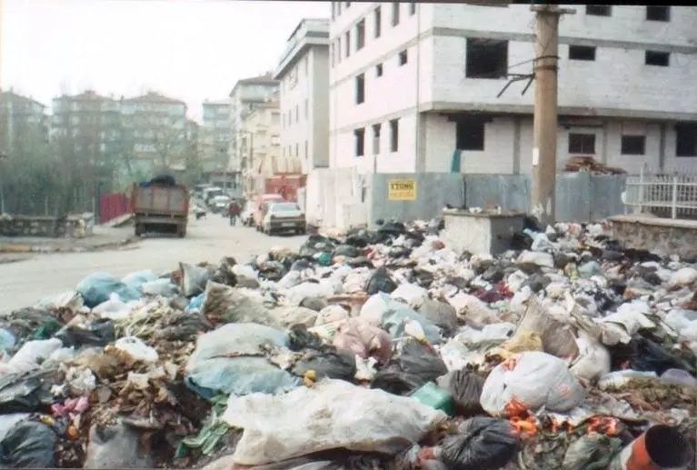 İstanbul'un çöp dağları geri döndü: İmamoğlu koltuk peşinde koşarken, İstanbul'un hali 30 yıl öncesine döndü 7