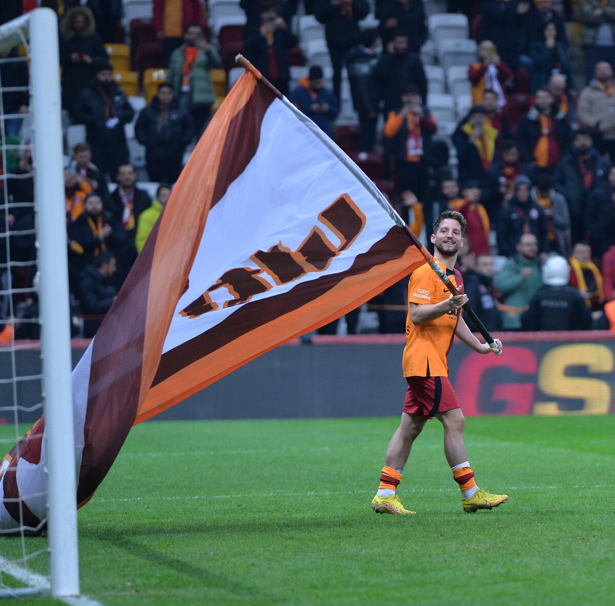 Galatasaray'ın süper yıldızı Mertens'e çılgın teklif 1