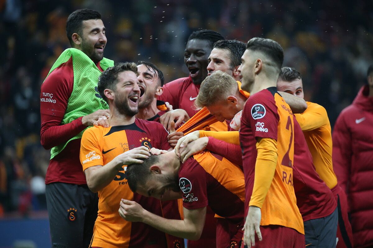 Galatasaray'ın süper yıldızı Mertens'e çılgın teklif 2